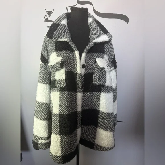 Cozy Black and White Plaid Teddy Jacket. PTP 25 - Picture 3 of 6
